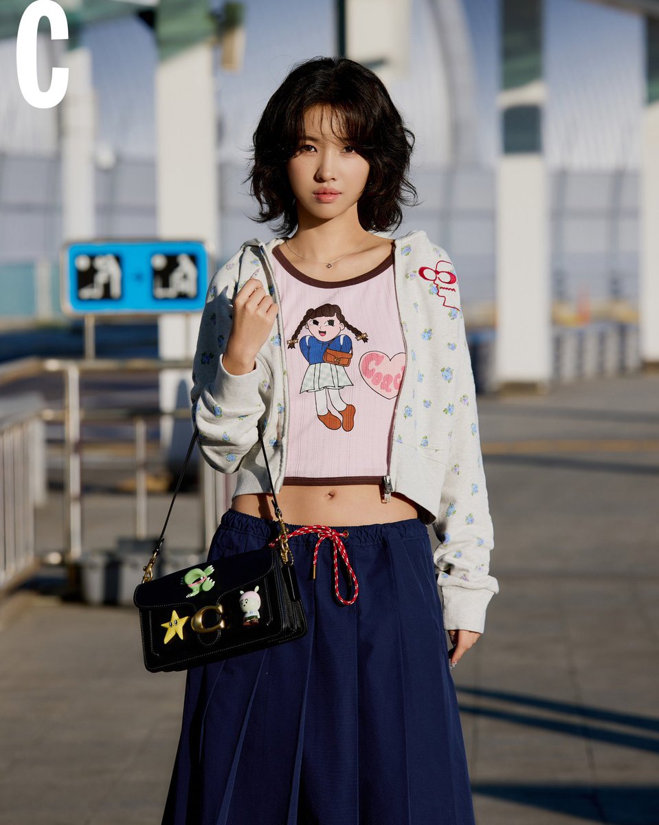 aideulverse's tweet photo. new images from Soyeon x Coach at the airport https://t.co/nkvP80Hb2h
