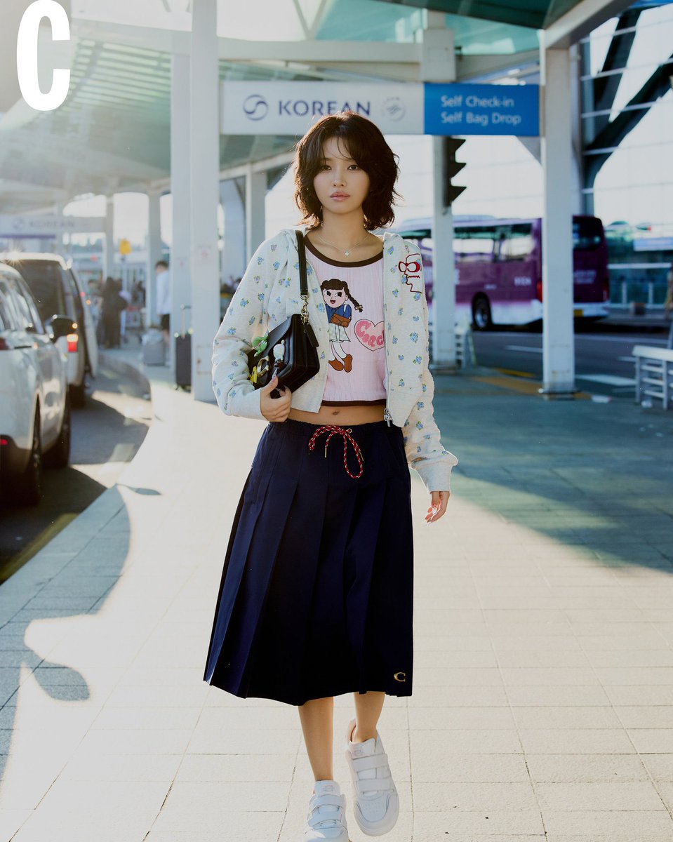 aideulverse's tweet photo. new images from Soyeon x Coach at the airport https://t.co/nkvP80Hb2h