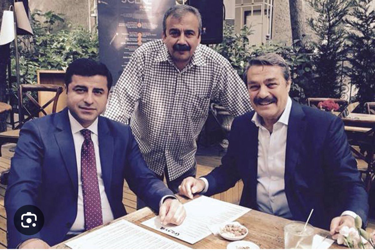 fakten1453's tweet photo. Bebek katili apo p!çi için "halk önderi" diyerek apoyu yalıyordu.. 

"En büyük hayalim bir gerilla babasını oynamak" diyeren PKK'lı bebek katillerine güzelleme yapıyordu.. 

Şimdi cehennemde kankası ile buluştu, darısı üçüncü kişinin başına! 

İYİ BİLMEZDİK! https://t.co/rrjJa8roxs