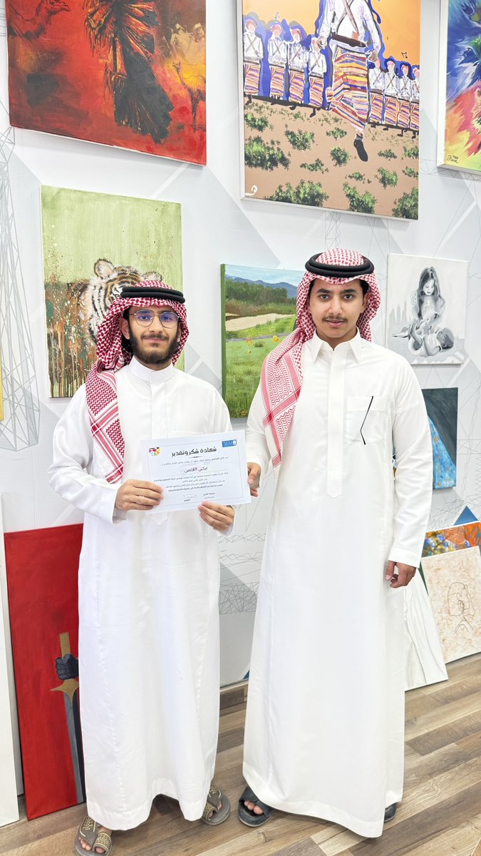 drawingg_25's tweet photo. في إطار دعم الكفاءات الطلابية وتقدير العطاء المتميز؛ كرّم رئيس #نادي_المرسم قادة ونواب اللجان نظير جهودهم الاستثنائية ودورهم الفعّال في نجاح أنشطة النادي خلال الفترة الماضية. 📜✨

نتقدم لهم بجزيل الشكر وعظيم الامتنان على ما قدموه من عمل متميز، متمنين لهم التوفيق. https://t.co/Wz0tkpj0A7