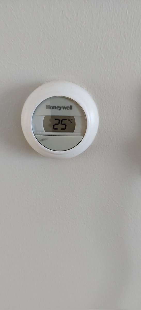 Merith02225941's tweet photo. @weermanrobert 1970 twee onder één kap geen airco/vloerkoeling oid.
Groningen https://t.co/rT1ppml7Ze