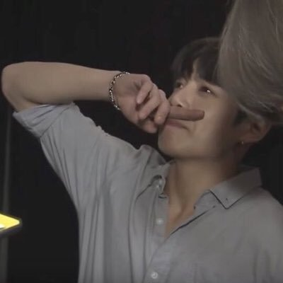 _For_Youth_'s tweet photo. @COOCHIECOWGIRL ..❄️🌸💜
#BTS #SpringDay https://t.co/hcskirI9DR