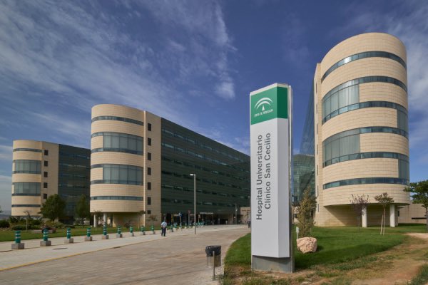 herqles_es's tweet photo. 🇪🇸 | Alrededor de 40 miembros de una familia gitana tuvieron que ser desalojados del Hospital Clínico San Cecilio de Granada tras protagonizar altercados en dos ocasiones durante la tarde del jueves y la madrugada del viernes. Los incidentes se produjeron en la séptima planta del centro sanitario, lo que obligó a la intervención de las fuerzas de seguridad.

La Policía Nacional identificó a varias personas implicadas en los disturbios, aunque no se practicó ninguna detención. Fuentes policiales han confirmado la actuación en el hospital, mientras se investigan las circunstancias que provocaron los altercados.