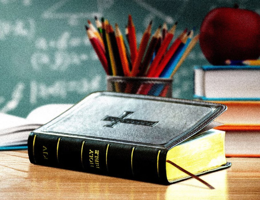 GOP__Ls's tweet photo. 🚨 Greg Abbott has signed a law forcing every child to learn and embrace the Ten Commandments. 

Legal experts predict this will get struck down for violating the First Amendment. https://t.co/ilCto3ygqt