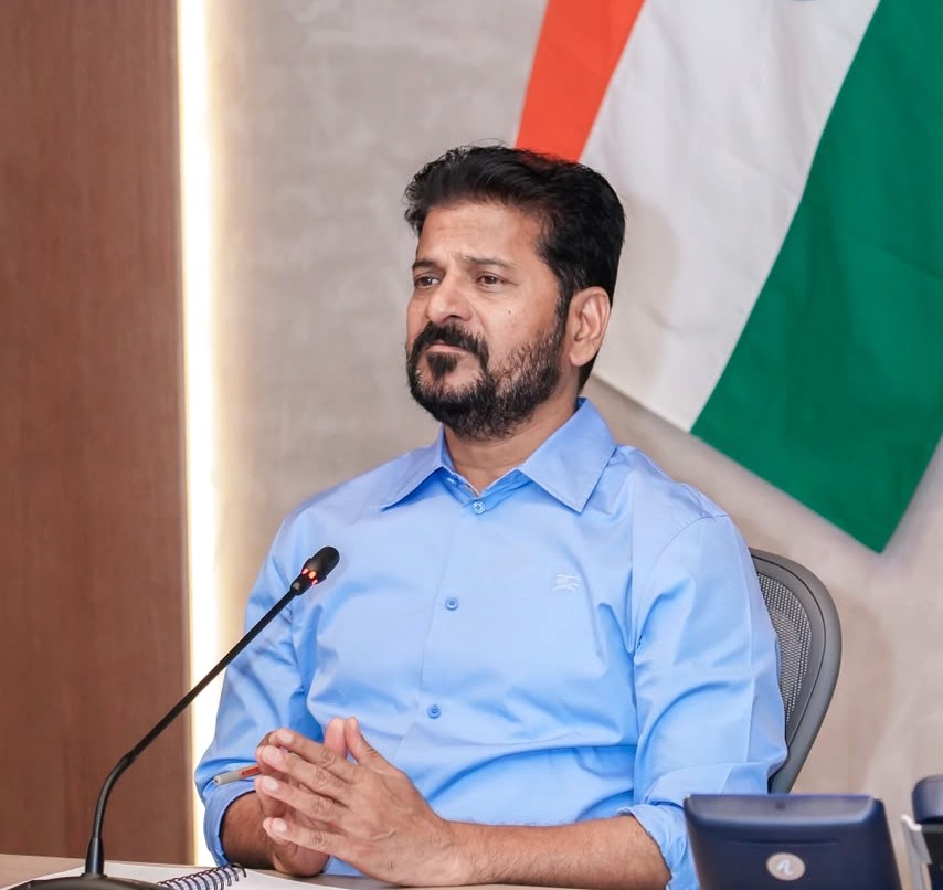 TelanganaCMO's tweet photo. మూసీ రివర్ ఫ్రంట్ డెవలప్మెంట్ ప్రాజెక్టు మొదటి దశ ప్రాజెక్టు పురోగతిపై ముఖ్యమంత్రి శ్రీ ఎ. రేవంత్ రెడ్డి గారు ఉన్నతస్థాయి సమావేశంలో సమీక్షించారు. మూసీ రివర్‌బెడ్‌లో ఉన్న వారికి డబుల్ బెడ్‌రూమ్ ఇండ్లు కేటాయించాలని సమావేశంలో ముఖ్యమంత్రి గారు అధికారులను ఆదేశించారు.

✅ఎంసీఆర్ హెచ్‌ఆర్‌డీ బోధి పెవిలియన్‌లో జరిగిన ఈ సమావేశంలో మంత్రి పొంగులేటి శ్రీనివాస రెడ్డి గారు, ఎంపీ వేం నరేందర్ రెడ్డి గారు ప్రభుత్వ ప్రత్యేక కార్యదర్శి జయేష్ రంజన్ గారితో పాటు ఇతర ఉన్నతాధికారులు పాల్గొన్నారు.

✅సమావేశంలో మూసీ మొదటి దశ ప్రాజెక్ట్ పైన అధికారులు పవర్‌పాయింట్ ప్రజెంటేషన్ ఇచ్చారు. ప్రాజెక్టులో భాగంగా అవసరమైన చోట భూ సేకరణ కోసం ఆసక్తి ఉన్న వాళ్లకు టీడీఆర్ ఇవ్వాలి లేదా పరిహారం చెల్లించాలని చెప్పారు.

✅గాంధీ సరోవర్ ప్రాజెక్టు కోసం తీసుకుంటున్న రక్షణ శాఖ భూముల్లో ఉన్న నిర్మాణాలను రాష్ట్ర ప్రభుత్వమే తరలించాల్సి ఉంటుందని తెలిపారు. అలాగే నెక్లెస్ రోడ్డులో ప్రజల సందర్శనార్థం మూసీ ఎక్స్‌పీరియన్స్ సెంటర్‌ను ఏర్పాటు చేయాలని ముఖ్యమంత్రి గారు సూచించారు. మూసీ ప్రాజెక్టులో భాగంగా చేపట్టబోయే పనులను ఆ ఎక్స్‌పీరిన్స్ సెంటర్‌లో ప్రతిబింబించాలని చెప్పారు. ప్రాజెక్టుపైన ఈ సందర్భంగా ప్రజల అభిప్రాయాలను కూడా సేకరించాలని సూచించారు.
#MusiRiverfront #MusiRejuvenation #Hyderabad