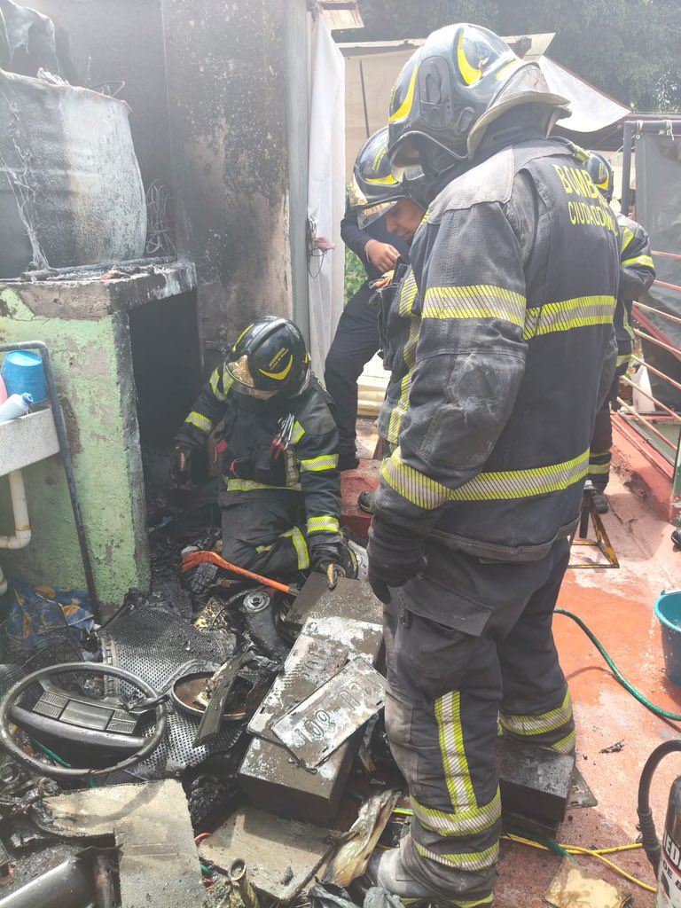 BlindarBJ's tweet photo. Atendimos de manera oportuna un conato de incendio en la azotea de un domicilio ubicado en la col. Moderna.

Gracias a la pronta intervención de vecinos, elementos de #BlindarBJ360, #ProtecciónCivil360 y @Bomberos_CDMX, la situación fue controlada y sofocada sin mayores riesgos. https://t.co/IVsdGUeweS