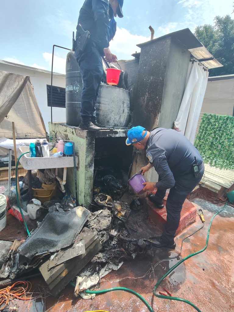 BlindarBJ's tweet photo. Atendimos de manera oportuna un conato de incendio en la azotea de un domicilio ubicado en la col. Moderna.

Gracias a la pronta intervención de vecinos, elementos de #BlindarBJ360, #ProtecciónCivil360 y @Bomberos_CDMX, la situación fue controlada y sofocada sin mayores riesgos. https://t.co/IVsdGUeweS