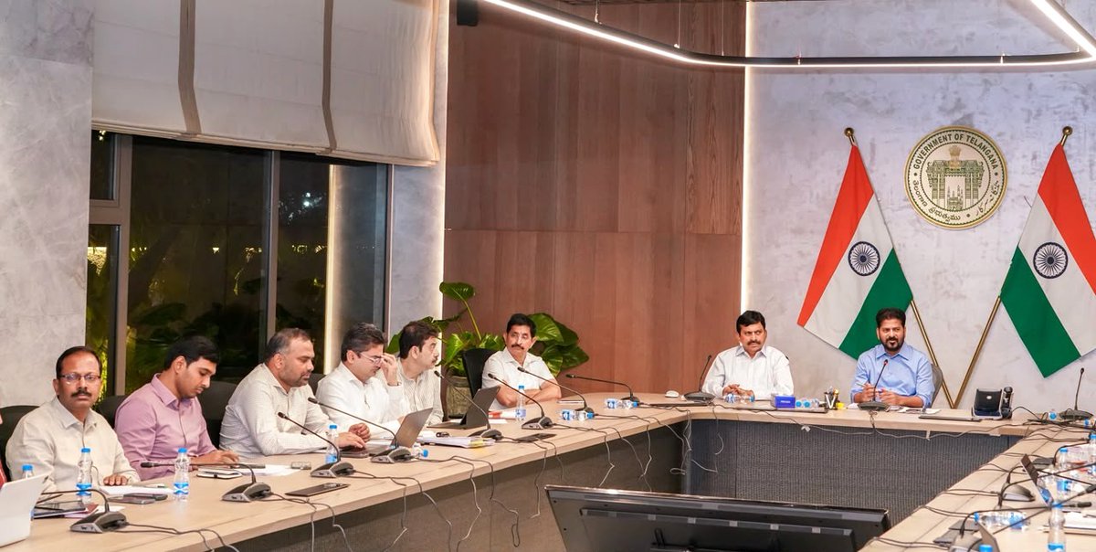TelanganaCMO's tweet photo. మూసీ రివర్ ఫ్రంట్ డెవలప్మెంట్ ప్రాజెక్టు మొదటి దశ ప్రాజెక్టు పురోగతిపై ముఖ్యమంత్రి శ్రీ ఎ. రేవంత్ రెడ్డి గారు ఉన్నతస్థాయి సమావేశంలో సమీక్షించారు. మూసీ రివర్‌బెడ్‌లో ఉన్న వారికి డబుల్ బెడ్‌రూమ్ ఇండ్లు కేటాయించాలని సమావేశంలో ముఖ్యమంత్రి గారు అధికారులను ఆదేశించారు.

✅ఎంసీఆర్ హెచ్‌ఆర్‌డీ బోధి పెవిలియన్‌లో జరిగిన ఈ సమావేశంలో మంత్రి పొంగులేటి శ్రీనివాస రెడ్డి గారు, ఎంపీ వేం నరేందర్ రెడ్డి గారు ప్రభుత్వ ప్రత్యేక కార్యదర్శి జయేష్ రంజన్ గారితో పాటు ఇతర ఉన్నతాధికారులు పాల్గొన్నారు.

✅సమావేశంలో మూసీ మొదటి దశ ప్రాజెక్ట్ పైన అధికారులు పవర్‌పాయింట్ ప్రజెంటేషన్ ఇచ్చారు. ప్రాజెక్టులో భాగంగా అవసరమైన చోట భూ సేకరణ కోసం ఆసక్తి ఉన్న వాళ్లకు టీడీఆర్ ఇవ్వాలి లేదా పరిహారం చెల్లించాలని చెప్పారు.

✅గాంధీ సరోవర్ ప్రాజెక్టు కోసం తీసుకుంటున్న రక్షణ శాఖ భూముల్లో ఉన్న నిర్మాణాలను రాష్ట్ర ప్రభుత్వమే తరలించాల్సి ఉంటుందని తెలిపారు. అలాగే నెక్లెస్ రోడ్డులో ప్రజల సందర్శనార్థం మూసీ ఎక్స్‌పీరియన్స్ సెంటర్‌ను ఏర్పాటు చేయాలని ముఖ్యమంత్రి గారు సూచించారు. మూసీ ప్రాజెక్టులో భాగంగా చేపట్టబోయే పనులను ఆ ఎక్స్‌పీరిన్స్ సెంటర్‌లో ప్రతిబింబించాలని చెప్పారు. ప్రాజెక్టుపైన ఈ సందర్భంగా ప్రజల అభిప్రాయాలను కూడా సేకరించాలని సూచించారు.
#MusiRiverfront #MusiRejuvenation #Hyderabad