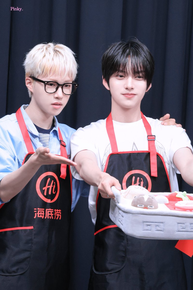 Pinkuhyuk's tweet photo. 260626 

하이디라오 직원이 너무 잘생겼어요

#네이즈 #NAZE #아토 #도혁 https://t.co/sw86p9rNfo