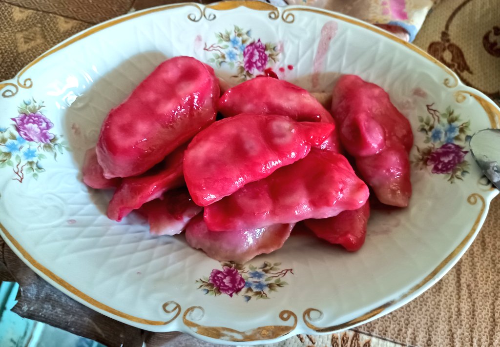 Laitenko_Ket's tweet photo. Щоб поїсти вареників з вишнями в місті, треба:
купити вареники;
зварити вареники.

Щоб поїсти вареників з вишнями в селі, треба:
нарвати вишень до того, як ранкове сонце зніме з тебе три шкіри;
помити вишні з содою;
згадати, що у літньому душі немає води⬇️ https://t.co/d4cemHU1B6
