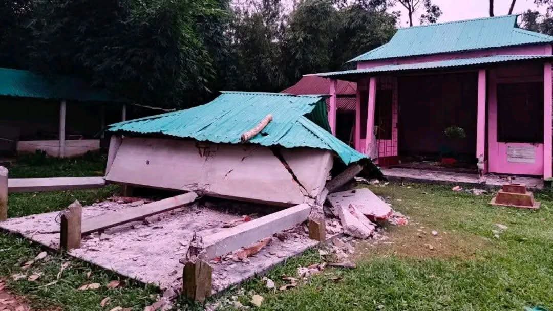 HinduVoice_in's tweet photo. Anti-Hindu #Pogrom is going on in #Bangladesh.

Islamists are targeting Hindu minorities over imaginary blasphemy allegations. 

In #Ghorkati village under #Tahirpur Upazila of #Sunamganj district, Islamists attacked a Hindu village. 

Hindu houses and shops are vandalised and looted. 

Hindu temples are broken. 

Some Hindu houses are completely broken.