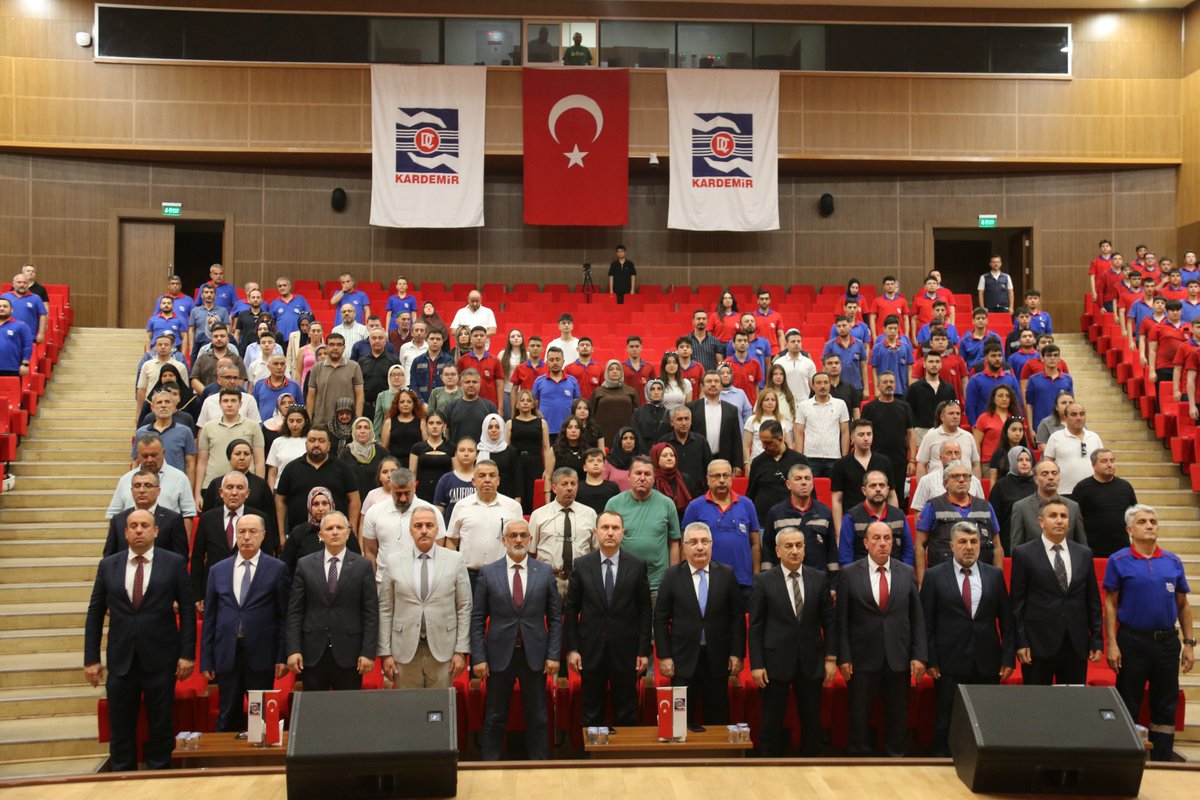 karabuktso's tweet photo. Karabük Ticaret ve Sanayi Odası(KTSO) Yönetim Kurulu Başkanı @fthcprz , KARDEMİR A.Ş. ev sahipliğinde düzenlenen İkili Mesleki Eğitim Programı 2. Dönem Mezuniyet Töreni'ne katıldı. 

Karabük Valiliği, Karabük İl Millî Eğitim Müdürlüğü, Karabük Mesleki Eğitim Merkezi, İŞKUR ve KARDEMİR iş birliğiyle 2021 yılında hayata geçirilen program kapsamında, Makine Bakım Onarım ve Endüstriyel Bakım Onarım alanlarında eğitimlerini başarıyla tamamlayan 31 öğrenci mezuniyet belgelerini aldı.

KARDEMİR A.Ş. Eğitim ve Kültür Merkezi'nde gerçekleştirilen törende öğrenciler, mezuniyet belgelerini alarak mesleki eğitim yolculuklarında önemli bir aşamayı geride bırakırken; eğitim ile üretimi aynı çatı altında buluşturan program sayesinde gençlerin mesleki bilgi ve becerilerinin yanı sıra iş disiplini, üretim kültürü, saha deneyimi ve mesleki sorumluluk bilincinin güçlendirilmesi hedeflendiği vurgulandı.

30 öğrenciyle başlayan ve bugün 122 aktif öğrenciye ulaşan programın, gençlerin istihdama daha donanımlı şekilde hazırlanmasına ve demir-çelik sektörünün ihtiyaç duyduğu nitelikli insan kaynağının yetiştirilmesine katkı sunmaya devam ettiği ifade edilirken, mezun olan öğrenciler tebrik edildi; programın başarıyla yürütülmesinde emeği geçen öğretmenlere, çalışma arkadaşlarına ve tüm paydaşlara teşekkür edildi.

@SosyalKardemir 

#kardemir
#karabüktso