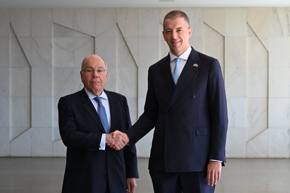 MFASerbia's tweet photo. Министар спољних послова Републике Србије Марко Ђурић @markodjuric изјавио је након састанка са министром спољних послова Федеративне Републике Бразил Мауром Вијеиром и састанка  делегација две земље да је потврђен висок степен сагласности о бројним међународним питањима, решеност за даље унапређење свеукупних односа и међусобну подршку у питањима од националног значаја, поручивши да Србија у Бразилу има искреног, поузданог и постојаног пријатеља.

Говорећи о билатералним односима, Ђурић је навео да су наше земље опредељене да традиционално пријатељство додатно обогате економском, политич��ом, културном и сваком другом сарадњом, као и да прошире уговорну базу како би подстакле веће инвестиције и привредну сарадњу.
🇷🇸🤝🇧🇷
📄⬇️
🔗https://t.co/xo7f6pDydR