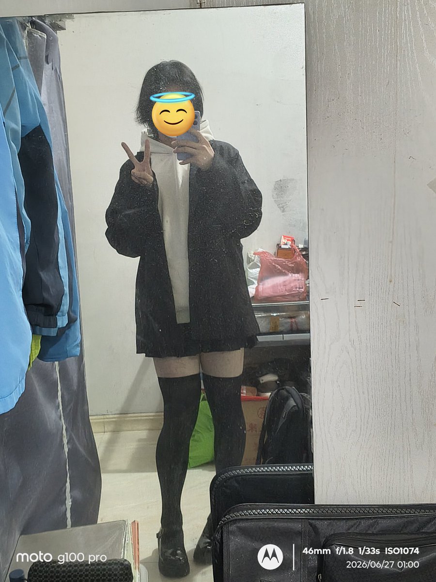 kitsankon's tweet photo. 由于我把女装和鞋子都塞在一个包里 在我一个人去外婆家的时候我妈居然帮我收拾了那个包
于是我回家就被我妈问起了“为什么有裙子”这样的话
我说“好玩”
然后我妈就笑我说这有啥好藏着掖着的
然后还说“你丑八怪一样的穿起来能好看吗”……
好不好看……穿起来看看不就知道了（） https://t.co/CpdqXHaIXa