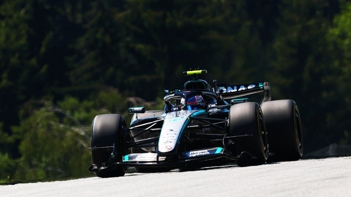 flashinfoauto's tweet photo. ALERTE INFO - BREAKING NEWS
(Média d’actualités mécaniques)
(More news to follow on https://t.co/C06gechMjh
F1 ** GP d'Autriche ** P2
Kimi Antonelli a confirmé la supériorité de Mercedes en signant le meilleur temps de la deuxième séance d'essais libres du Grand Prix d'Autriche, disputée ce vendredi après-midi sur le Red Bull Ring.
Déjà très en vue lors de la première séance, le jeune Italien a une nouvelle fois impressionné en devançant les deux McLaren d'Oscar Piastri et de Lando Norris. Une performance qui permet à Mercedes de conclure cette première journée de roulage en tête de la hiérarchie.
Derrière le trio de tête, les écarts sont restés serrés sur un circuit autrichien particulièrement exigeant, où les équipes ont poursuivi leur travail de préparation en vue des qualifications et de la course.
Grâce à cette prestation, Antonelli s'affirme comme l'une des sensations de ce début de week-end, tandis que McLaren confirme son excellent niveau de compétitivité avec ses deux monoplaces solidement installées aux avant-postes.
**
Kimi Antonelli confirmed Mercedes’ dominance by setting the fastest time in the second free practice session of the Austrian Grand Prix, held this Friday afternoon at the Red Bull Ring.
Already a standout performer in the first session, the young Italian impressed once again by finishing ahead of the two McLarens driven by Oscar Piastri and Lando Norris. This performance sees Mercedes end the first day of running at the top of the timesheets.
Behind the leading trio, the gaps remained tight on the particularly demanding Austrian circuit, where the teams continued their preparations for qualifying and the race.
Thanks to this performance, Antonelli has established himself as one of the standout performers of the early part of the weekend, whilst McLaren has confirmed its excellent level of competitiveness with both its cars firmly positioned at the front of the field.
Plus d'informations à suivre sur le site https://t.co/B6zcyGkYoU
More information to come on the website https://t.co/B6zcyGkYoU