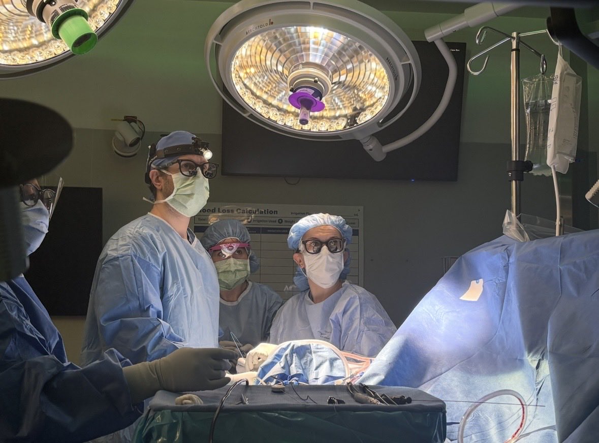TuftsNeurosurg's tweet photo. Changing lives, 1 surgery at a time.
proud of our Neurosurgery Chief Resident, as he continues to make an incredible impact in the OR. Wishing you all the best as you begin your Skull Base Fellowship!
#tuftsmedicine #neurosurgery #chiefresident #orlife #academicmedicine https://t.co/6s6zjEfFwl