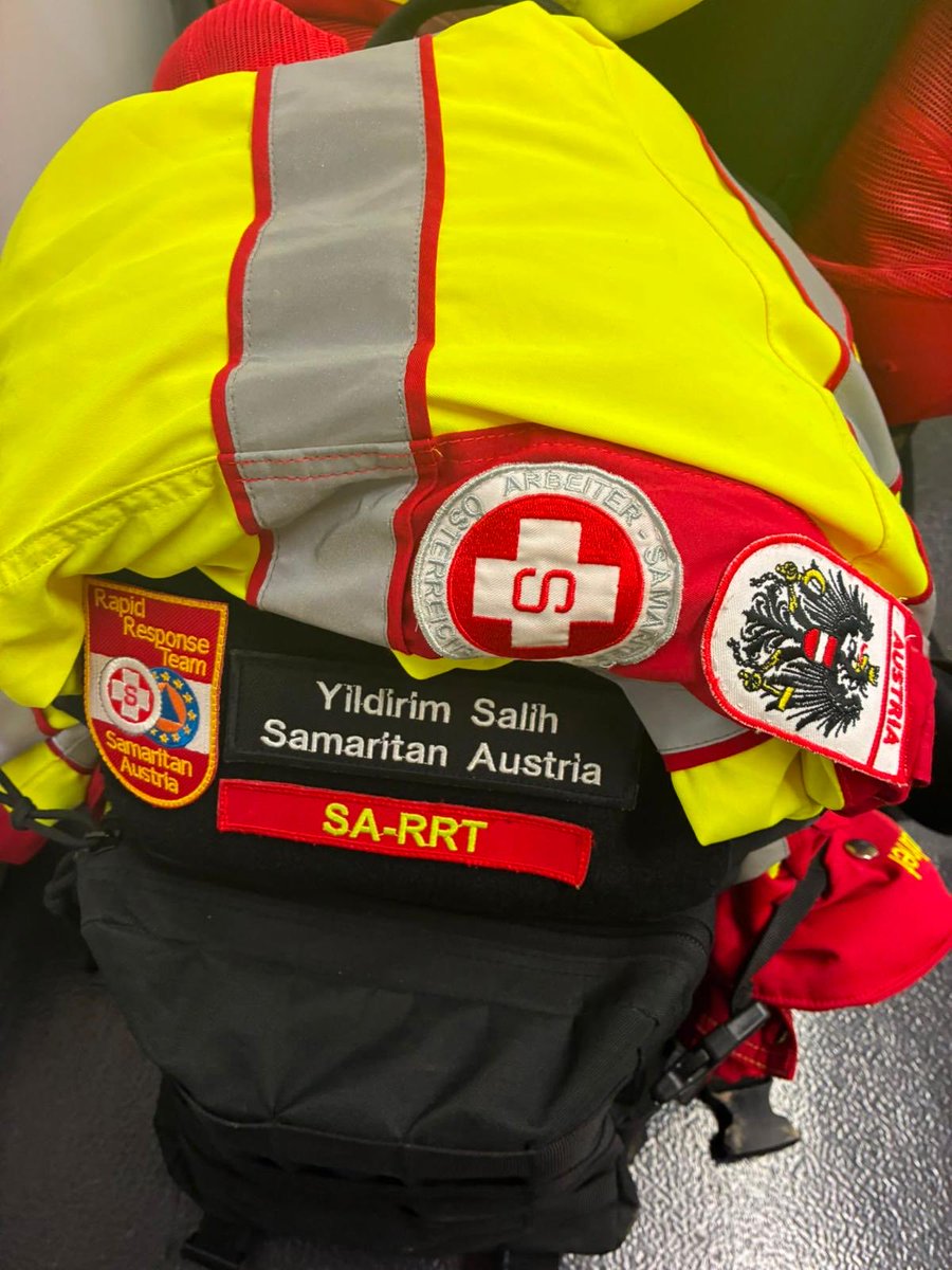 ultrAslan_EU's tweet photo. 2023 yılında ülkemizde yaşanan ve “Asrın Felaketi” olarak hafızalara kazınan depremlerin ardından, ultrAslan AVRUPA olarak ilk günden itibaren imkânlarımız ölçüsünde deprem bölgesinde yardım çalışmalarına destek olduk.

O günlerde sahada bulunan ultrAslan AVRUPA Avusturya tayfa mensubumuz Salih Yıldırım, yaşadığı tecrübelerin etkisiyle kendisini geliştirerek Urban Search and Rescue Specialist eğitimini başarıyla tamamladı.

Bugün ise Avusturya Arama Kurtarma Ekibi’nin davetiyle, Venezuela’daki deprem bölgesinde yürütülecek arama kurtarma çalışmalarına destek vermek üzere görev alıyor.

İnsan hayatına dokunmanın, dayanışmanın ve yardımlaşmanın sınır tanımadığına inanıyoruz.

Depremden etkilenen tüm Venezuela halkına geçmiş olsun dileklerimizi iletiyor, yaralıların en kısa sürede sağlıklarına kavuşmasını temenni ediyoruz.

Tayfa mensubumuz Salih Yıldırım’a bu onurlu görevinde başarılar diliyor, sağ salim dönmesini temenni ediyoruz.

Yolun açık olsun Salih!

#ultrAslanAVRUPA