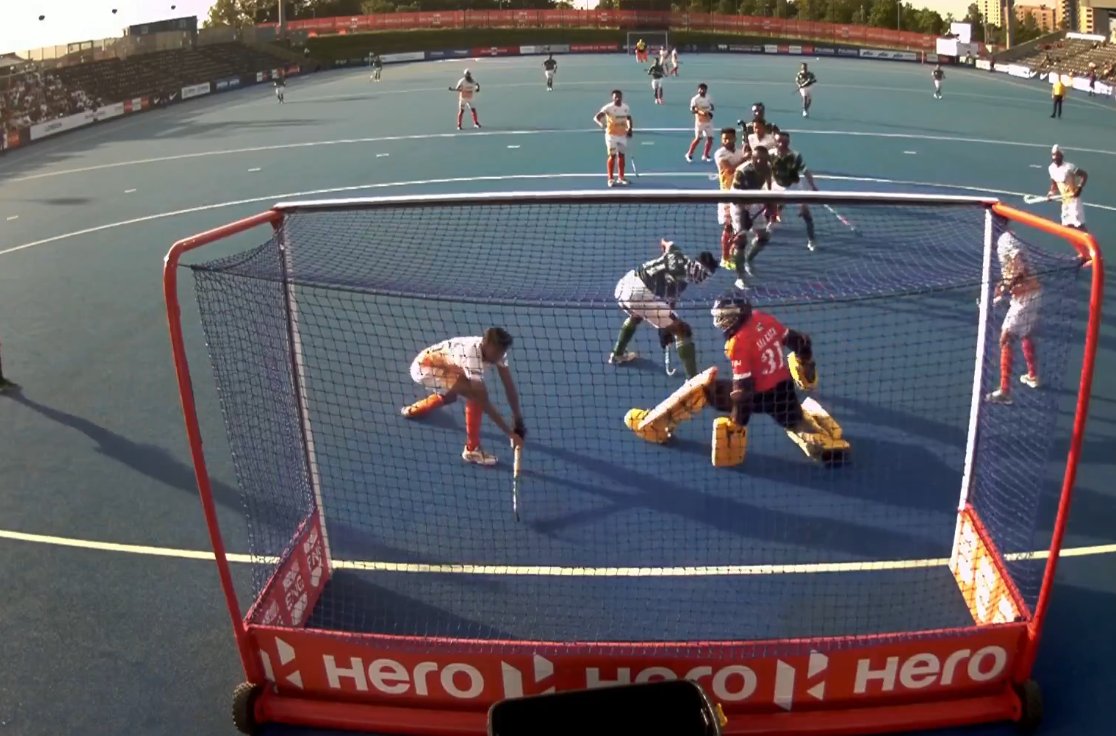 geosupertv's tweet photo. India score their fourth in the penultimate quarter! 🧐
They lead Pakistan 6-1 heading into the final quarter
#PAKvIND #FIHProLeague https://t.co/Mhix5WzLbW
