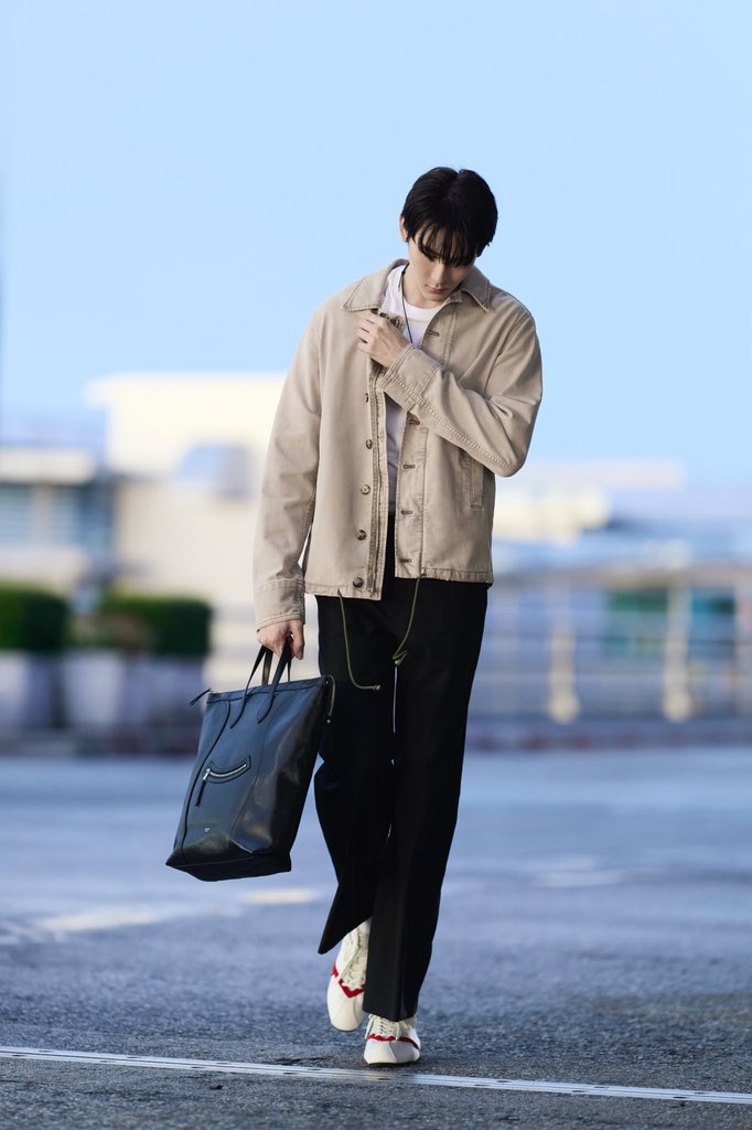 luxemattersth's tweet photo. ก่อนโชว์จะเริ่มต้นขึ้นอย่างเป็นทางการ พาชมลุคของ “บุ๊ค กษิดิ์เดช” ขณะเตรียมออกเดินทางสู่กรุงปารีส เพื่อร่วมชมแฟชั่นโชว์ CELINE Men Printemps–Été 2027

#BookKasidet
#Celine
#CelineSS27
#MichaelRider
#LUXEMATTERS 

https://t.co/GKuraJQVao https://t.co/RUh0vD6U4H