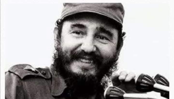 hulyaunal3343's tweet photo. Gazeteciler
Fidel Castro’ya sorarlar.
Siz bu ülkenin kurucu liderisiniz.
Normal olarak sokaklarda
sizin heykellerinizin olması beklenir.
Üstelik bunca ünlü sosyalist önderler dururken
siz sadece Mustafa Kemal’in
heykeline izin verdiniz,

NEDEN....?

Bizler daha çok devlet adamıyız...
O İSE BİR KAHRAMAN..

Sokaklara devleti yönetenler değil
KAHRAMANLAR yakışır” der

DEVAM EDER...

Biz bağımsızlık ve devrim ruhunu
Ondan öğrendik...

Evet bizde savaştık.
ANCAK bir devlete karşı savaştık..
O İSE Dünyanın en güçlü ordularının
HEPSİNİ birden yendi..

Hiç yenilgi almamış
TEK ASKERDİR O” der...

Üstelik sadece
Cephede değil
Her alanda savaşmış
Ve başarılı olmuş
Müthiş bir insan...

Yıllar sonra
FİDEL CASTRO
TÜRKİYE’ye gelince yine
Benzer sorular sorulur.

Şöyle cevaplar
“ Bende çok zorlu
bir savaşın içinden çıktım.
Onca kitaplar okudum...
Ancak savaş meydanlarında
Kitap okuma rekorları kıran
başka bir asker görmedim, duymadım.

Her şeyi anladım da
bunca güçlüğü ve değişimi
nasıl başardı hafızam almıyor” dedi.

Bunlar o günlerin medyasında
yer almıştı..

Bir ilavede benden...

Dünyada
kendi topraklarını işgal ederken
canlarını vermiş düşman askerlerinin analarına,
Ey evlatlarını bu topraklarda kaybetmiş analar
Silin gözyaşlarınızı, onlar artık bizimde evlatlarımızdır. Bırakın Mehmetlerle koyun koyuna uyusunlar”
DİYEBİLECEK RUHA SAHİP
bir tek devlet adamı
ve asker gösteremezsiniz..

DÜNYA TARİHİNDE
Vatan savunması için yapılmayan
Her savaş bir cinayettir” diyen
BAŞKA BİR ASKER VE DEVLET ADAMI YOKTUR..

Neymiş....

Demek ki "bu ülkede sadece MUSTAFA KEMALİN heykeli olacak" diyen FİDEL CASTRO’nun bir bildiği varmış..