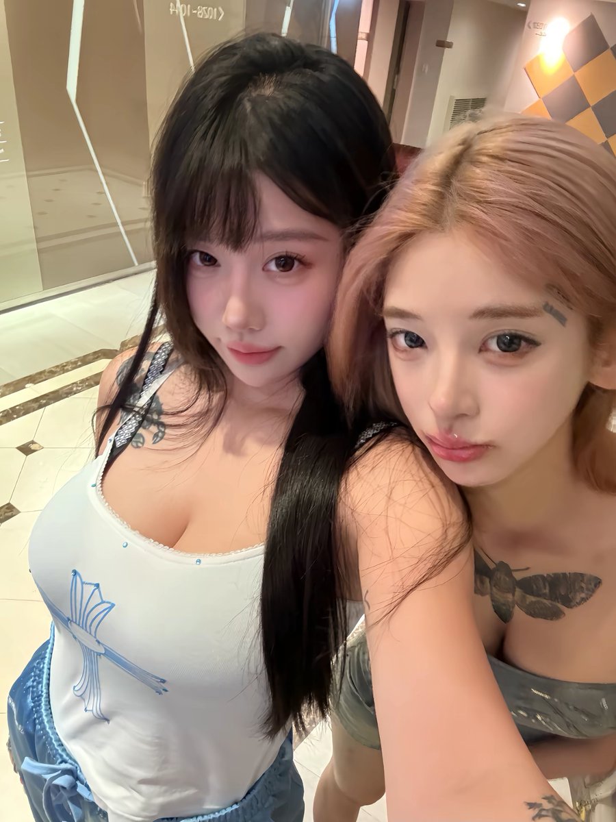 rmnsl6's tweet photo. 和闺蜜一起合照 https://t.co/FXIwlUIp2o