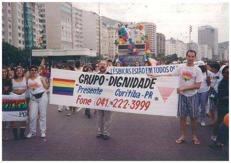 carmesins_'s tweet photo. Nas décadas seguintes, o orgulho atravessou fronteiras e as marchas passaram a acontecer em diversos países. No Brasil, a primeira manifestação considerada uma Parada do Orgulho ocorreu no Rio de Janeiro, em 25 de Junho de 1995. https://t.co/XHJldayYo4