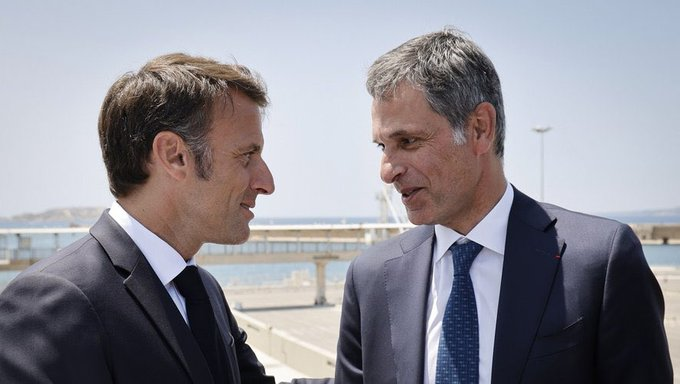 Forhalinton's tweet photo. Rodolphe Saadé (proche de Macron) ferme 9 chaînes TV et licencie 100 journalistes.

Ce matin : aucun article dans Libé, Figaro, Parisien, Tribune, Croix.

Si c’était Bolloré, les Unes auraient explosé. Quand c’est un ami du pouvoir, silence radio https://t.co/57jspCCtZa