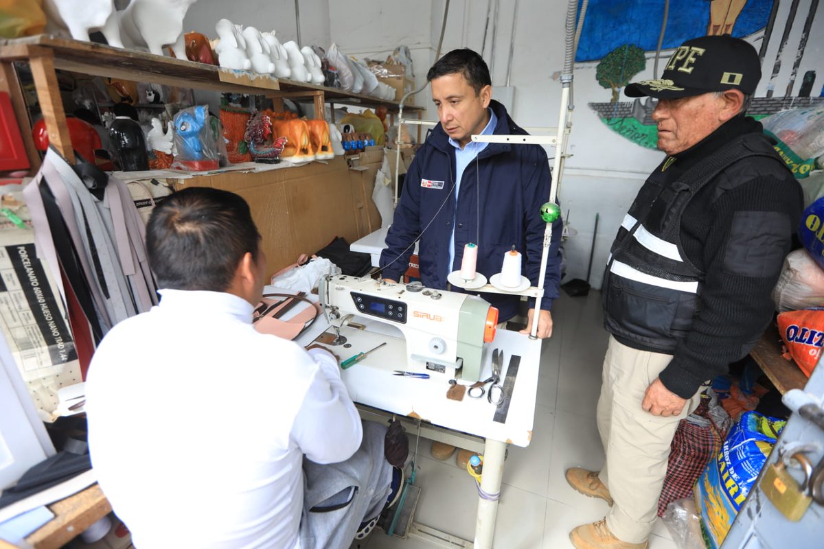 MinjusDH_Peru's tweet photo. #NotaInformativa 📃 | Continuando sus actividades en la región Junín, el ministro Luis Jiménez Borra supervisó las medidas de tratamiento penitenciario y estrategias de resocialización en el penal de Tarma, que alberga a 120 internos. https://t.co/lSDR549kht