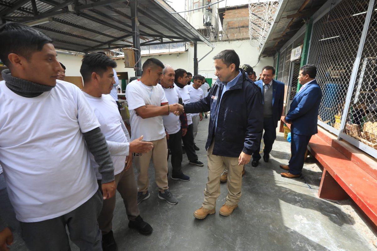 MinjusDH_Peru's tweet photo. Durante la visita, el ministro se dirigió a los internos alentándonos a forjar un nuevo futuro con las oportunidades que se les brinda en el penal. “El tiempo que ustedes permanezcan aquí aprovéchenlo para algo productivo. Aprendan, tengan nuevas herramientas, para que en el momento que ustedes puedan egresar, tengan algo más con qué defenderse afuera”.
