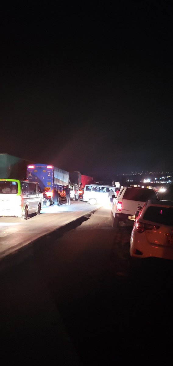 victormutai's tweet photo. Traffic in kikopey. Kenyan drivers with their indiscipline nature https://t.co/Q6JFmtFuEy
