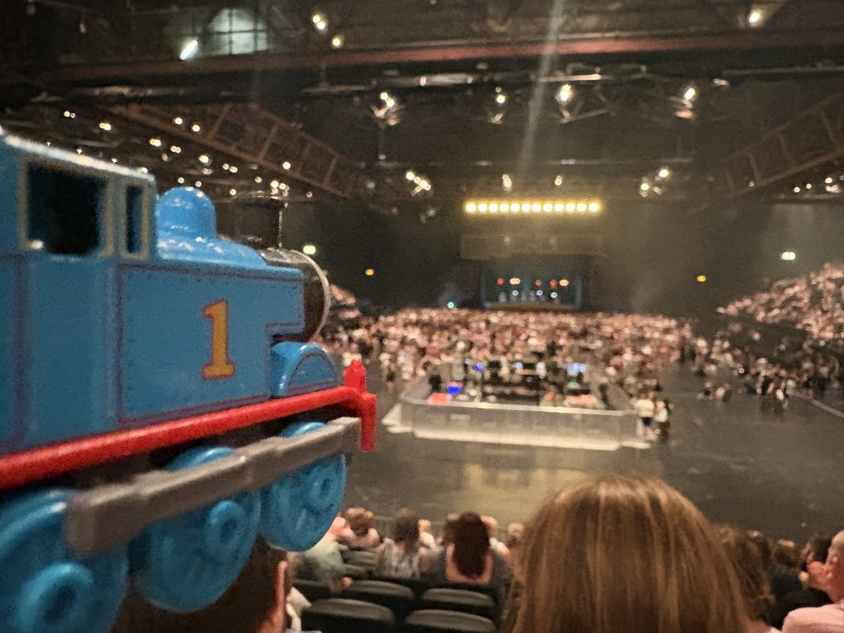 OliverStre92313's tweet photo. Let the show begin #Thomas #LillyAllen https://t.co/Bs7fzwpcF0