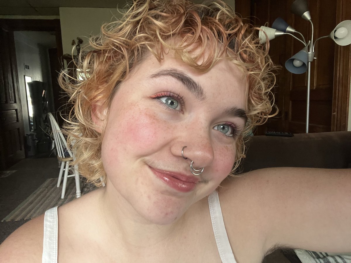 vaatu_was's tweet photo. Fit and makeup to sell stuff at the pride market today https://t.co/6eYs217KLy