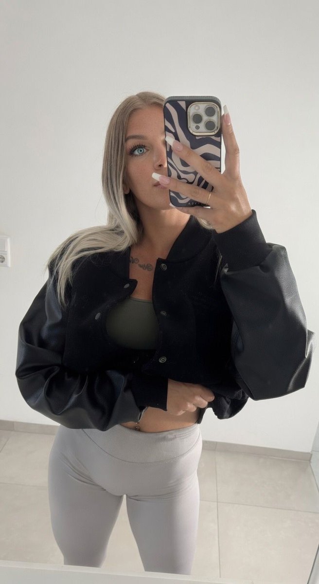 Sophiesnights's tweet photo. Quick Mirror Check ๐
#ootd #collegejacket #tights #blueeyes #gymgirl https://t.co/Eo2F1Aiobl
