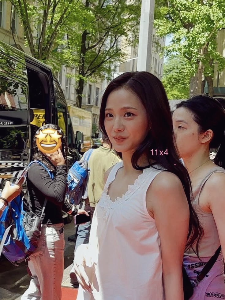 zaeyiii's tweet photo. Jisoo on Getty Images vs in real life https://t.co/u2cFteitss