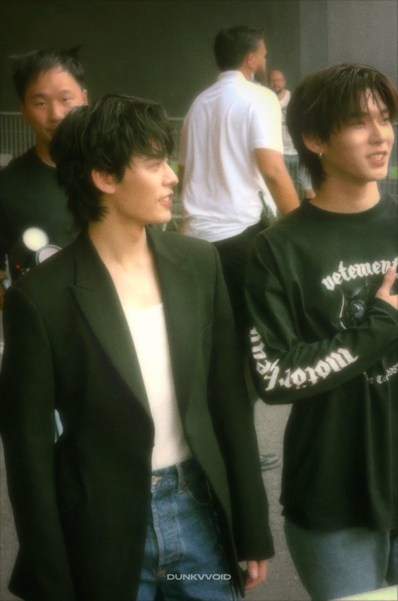 dunkvvoid's tweet photo. 260626 their “we made it” moment 🐶🐻‍❄️♡

TTP X VETEMENTS SS27
·˚ ♡#VETEMENTSxTeeTeePor
#VETEMENTS
#PARISFASHIONWEEK 
#porsuppakarn #twnpich @porsuppakarn ❀ https://t.co/c0EjgTu0id