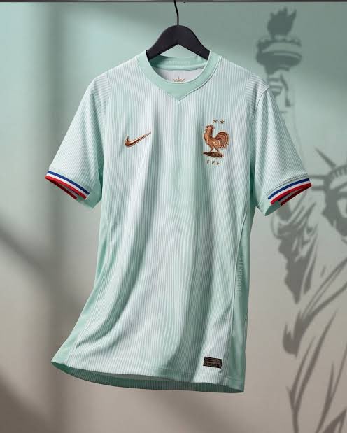 Mariorarara's tweet photo. El jersey de visitante que usará Francia es de mis favoritos. Está inspirado en la estatua de la libertad 🗽 (regalo de Francia a los gringos) tiene el color actual que tomó tras la oxidación de los años; pero el logo de la federación francesa y de Nike, están del color original que tenía la estatua.