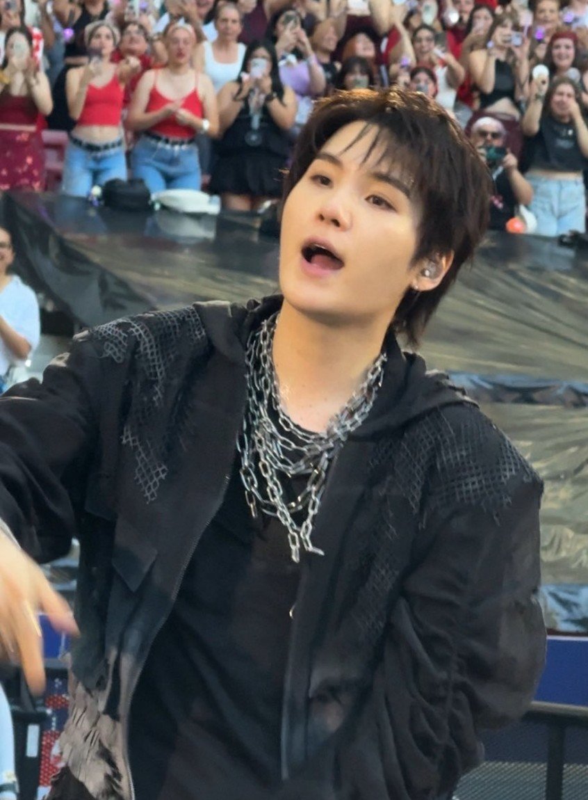 sakinayoongi's tweet photo. Look at him Yoongi is so pretty, his hair getting longer and new outfit looks so good on him 😭 https://t.co/tsJ4orhbyT