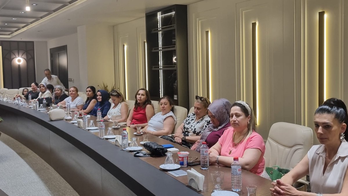sarigecili01's tweet photo. Eğitim-Bir-Sen Adana Şubesi Kadınlar Komisyonumuz ve istişare ekiplerimiz ile 15 Mayıs Mutabakat sürecinin ardından hem değerlendirme hem de geleceğin planlanması konusunda toplantımızı gerçekleştirdik.

Başkanımız Nazlı Çeri; mutabakattaki tarihi başarımızın temeli olan komisyon üyelerimize  emekleri ve fedakarlıkları için teşekkür ederek hediyelerini takdim etti.

Programa biz de Şube Yönetimi olarak katıldık. 

Zafere ve rekorlara emek veren tüm Kadınlar Komisyonu üyelerimize yürekten teşekkür ederiz!