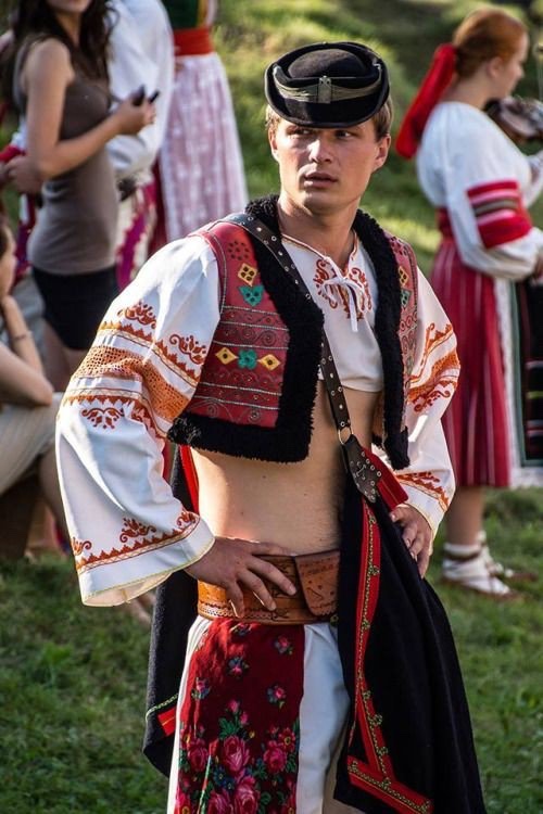 pearl_fangirl's tweet photo. @avendayly As a Slovak, I would love to see them use our traditional “Detviansky kroj” where men have crop tops 🙆 if they are so obsessed with giving women shorts https://t.co/JIPzQhd1aT