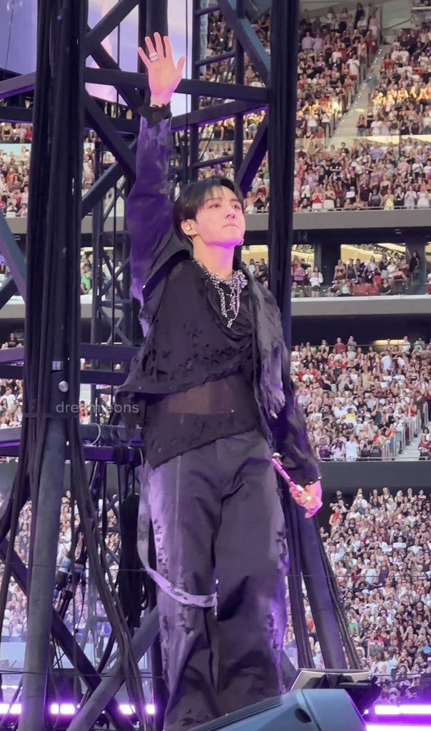 JJKHypeFeed's tweet photo. Nahhh #JUNGKOOK’s outfit is really crazily breathtaking, you can even see his small tiny waist...ahhh I can't 😭😭❤️‍🔥❤️‍🔥❤️‍🔥❤️‍🔥 https://t.co/6RuEZlnpX6
