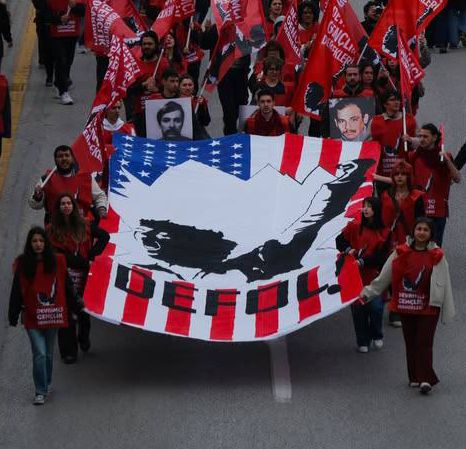 GazeteYolculuk8's tweet photo. 🔴 NATO zirvesi öncesi gözaltına alınan 209 kişi hakkında tutuklama kararları çıkmaya devam ediyor.

🟥 Mahir Çayan ve yoldaşları tarafından kurulan THKP/C üyesi olmak isnadıyla gözaltına alınan 9 Devrimci Gençlik Dernekleri üyesinden 7si tutuklandı. https://t.co/pjegFydmVs