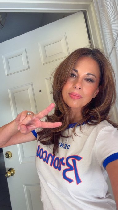 Evalong_lv 🌻 M▪️I▪️L▪️F #VEGAS - Leaving town for the weekend! Hope you all have a great one ✌️ Go watch some of my videos 🔥😜 https://t.co/oqHO1Amena https://t.co/j43GxkVaMe