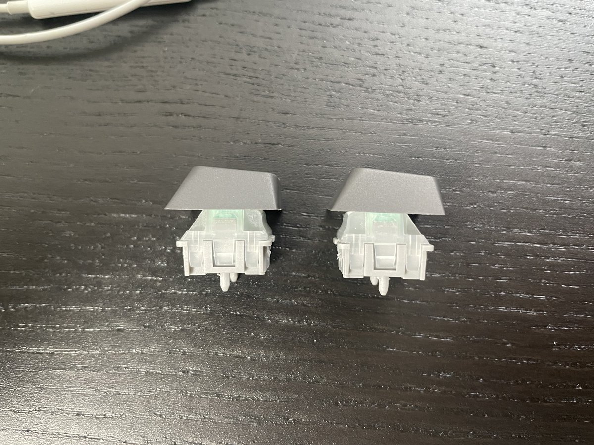 Nanigashi392's tweet photo. キーボード玄人の方々したら当たり前かもしれないけど

Cherry MX Switchを調べていくにあたって
この断面図を見て
以前フォローしてる方が𝕏で仰っていたNorth Facingというワードが改めて理解できた

Wootingは60HEも80HEも北向きにLEDが配置されていて
ディフューザーをLEDに合わせてスイッチを付けると
1枚目の写真と逆向きになってしまう

CherryプロファイルキーキャップのR3列でその向きではめると
スイッチのトップハウジングがキーキャップの裏天面に当たってしまってストロークが短くなってしまう

基本的に磁気スイッチは3.5mmストロークが圧倒的に多くて3.5mmので調べた感じは
影響なさそうだけど
4mmストロークのTikkenだとストロークが約0.4mm短くなってしまった

ちなみに他に所有のVenomRGB、Rakka ATLASのLEDは南向き

ほとんどの人はストローク3.5mm以下の磁気スイッチを使ってるのでこの話はあまり関係は無いと思う

もしここ違うんじゃね？とかあったらいつものように教えてください

あーキーボード楽しいほんとに