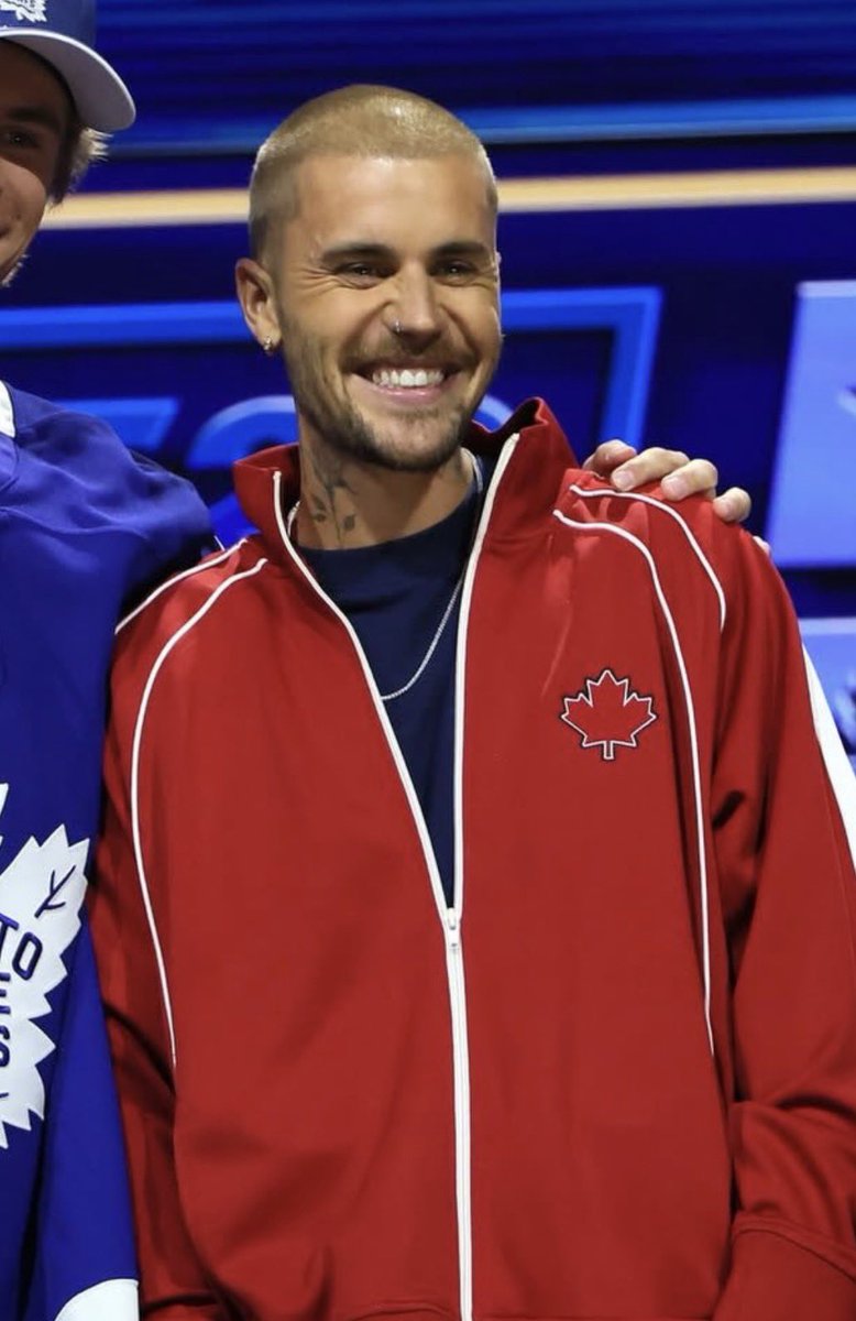 offmybieber's tweet photo. HE’S SO HAPPY 🥹🤏 https://t.co/Vr4lxDSTm0