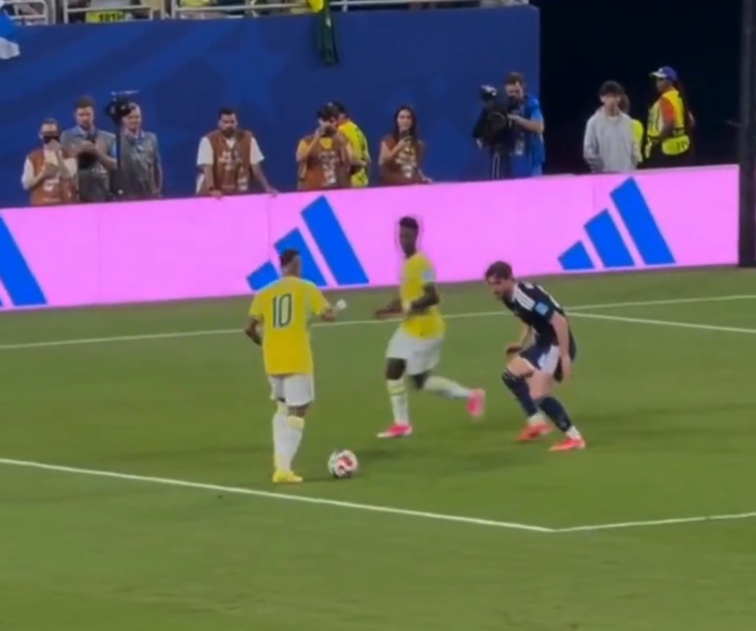 OctoTrigo's tweet photo. @diogoroger @br_dadepressao O nome dele está feito, é o maior artilheiro da seleção.

Agora, o Vini sequer faz um gesto pra recebe a bola, inclusive ele corre na direção do Neymar pra puxar a marcação, não pra correr pra linha de fundo. https://t.co/axTafbq1IJ