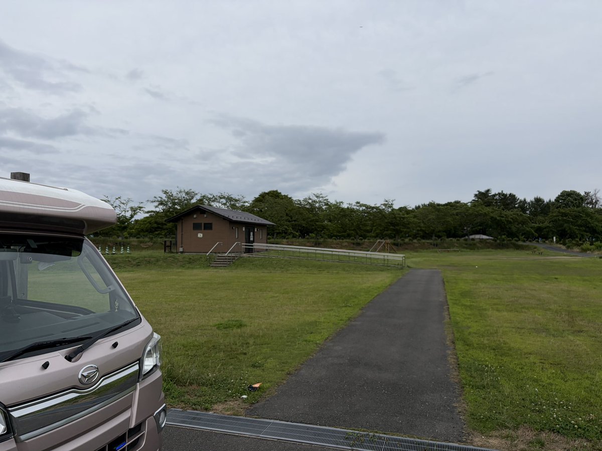 DeguCamper's tweet photo. #道の駅しんあさひ風車村
駐車場とトイレしかない道の駅です。情報コーナーもありません。グランピング施設を併設とありますが、宿泊者以外は立入禁止です。
道の駅としての体裁をなしていません。
#滋賀県
#道の駅
#車中泊
#軽キャンピングカー https://t.co/VqC7iSP9No