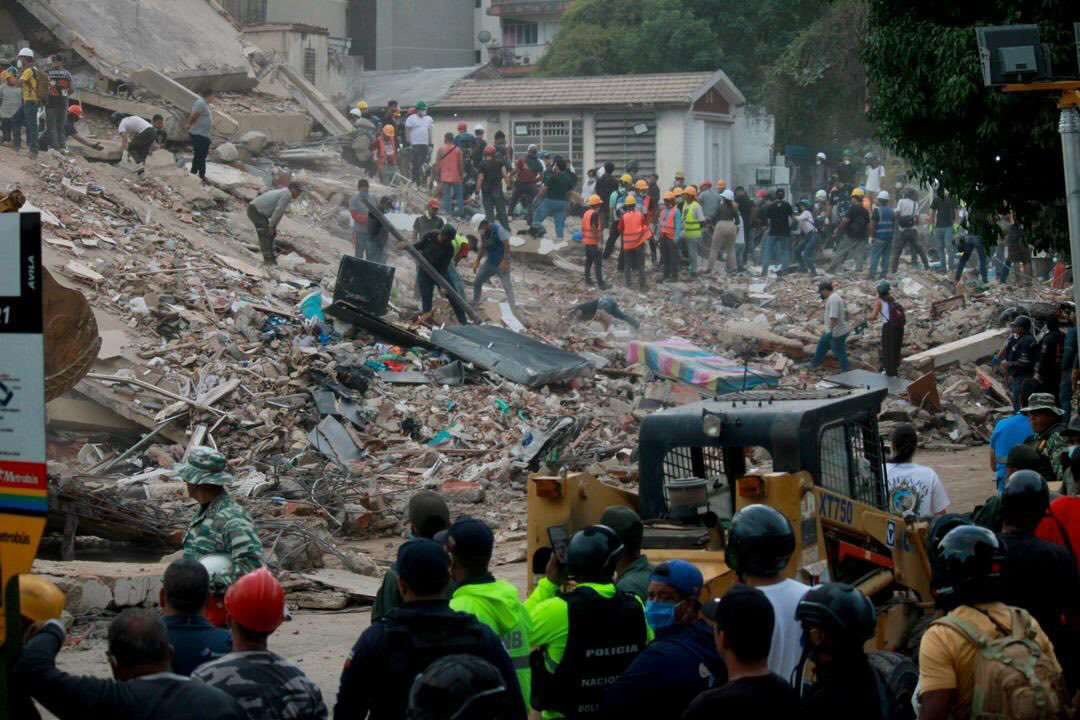 endsequera's tweet photo. Venezolanos salvando vidas.
(Pese al Estado)

Juntos saldremos de esta 🇻🇪 https://t.co/mFrrxhjHA3