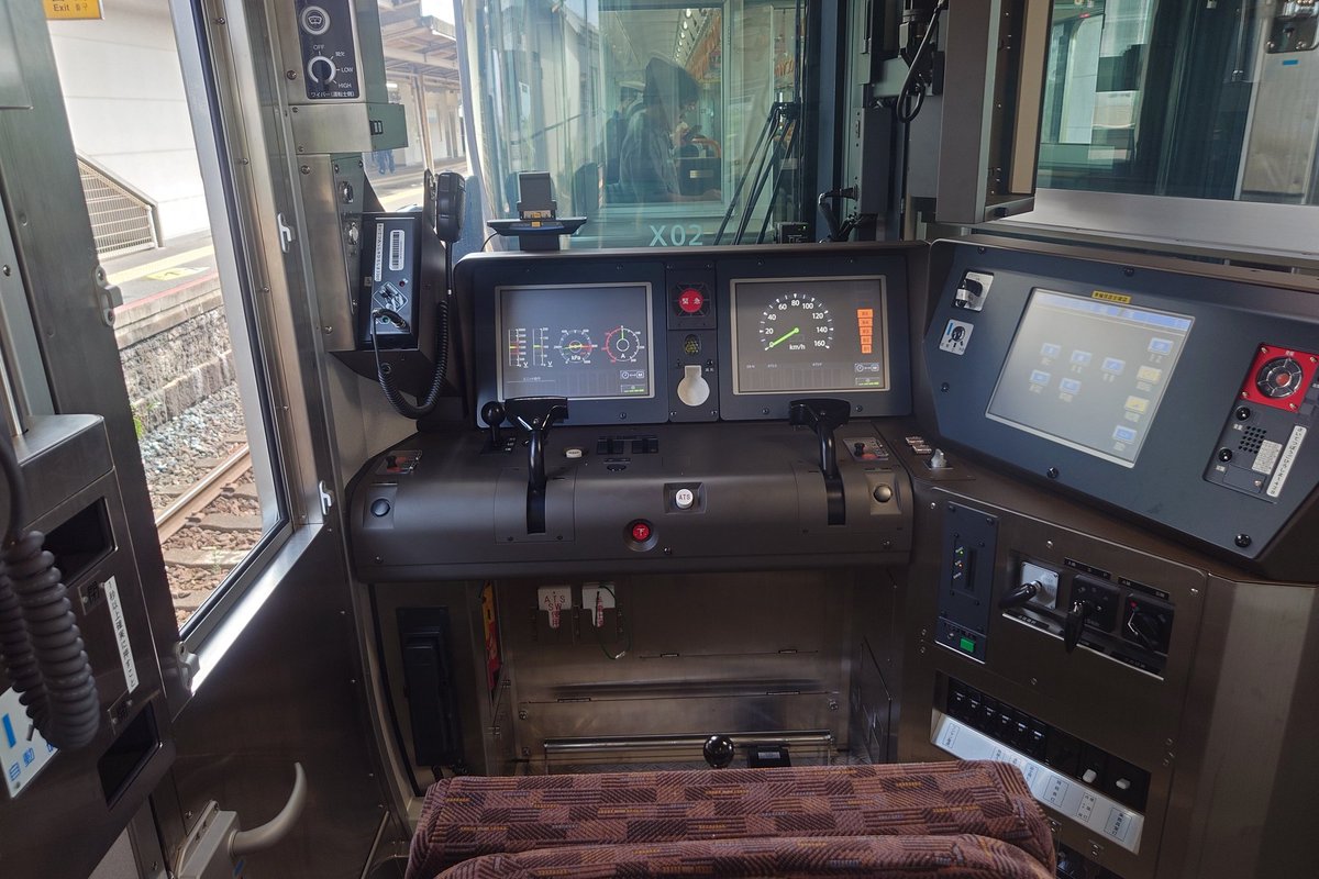 pochi_m's tweet photo. 227系Kizashiのコクピットと貫通路
いやー、115系に乗った後だと走行音は無音に近く感じるわ（言い過ぎ https://t.co/T9Ks35ZTM7