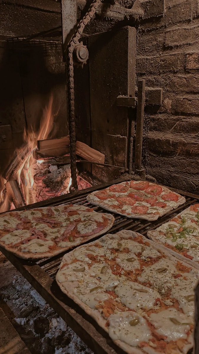 fernechini's tweet photo. se busca compañia para comer pizza casera https://t.co/NAPVb3jPnp