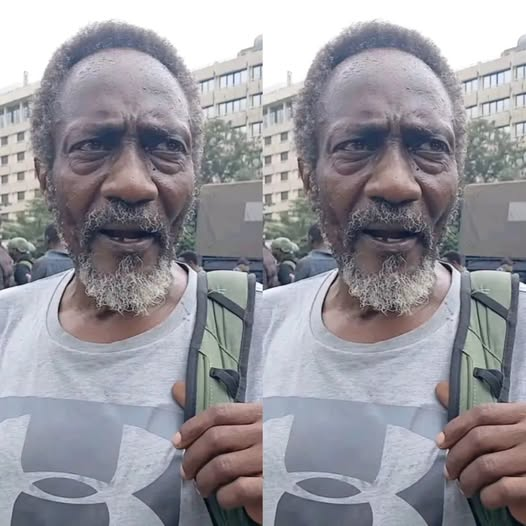 Kibet_bull's tweet photo. The only problem that Kenyatta did was taking flowers to parliament to commemorate the lives lost in 2024. 
He was armed with flag and his phone.
Welcome to Banana Republic of Kenya. https://t.co/zaGasJmUy4